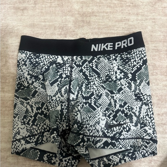 Nike pro shorts size small - Picture 2 of 3